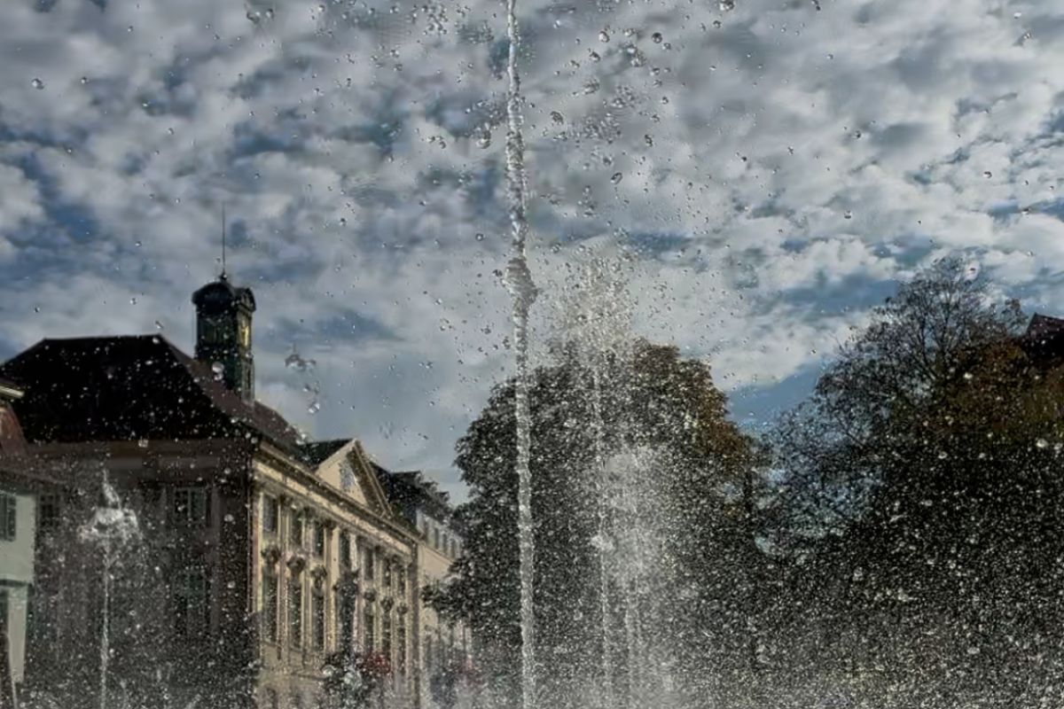 Wasserfontäne Wasserfontäne auf dem Marktplatz, im Hintergrund das Neue Rathaus