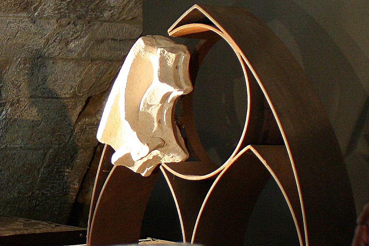 Lapidarium: Bruchstück eines Maßwerksteins. Lapidarium: Bruchstück eines Maßwerksteins.
