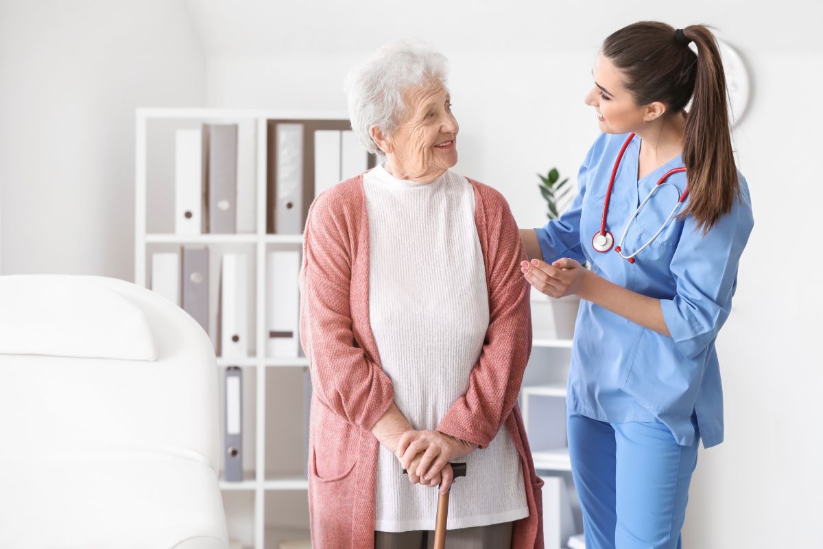 Ältere Dame mit Ärztin im Untersuchungszimmer.