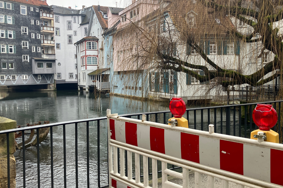 Gesperrte Brücke an Klein-Venedig