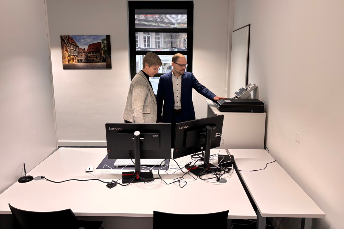 Brigitte Länge und Marius Osswald im neuen Büro