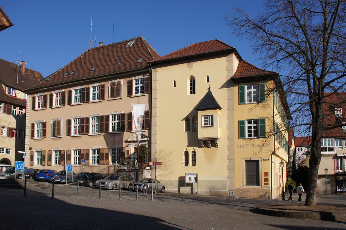 Das Stadtmuseum von außen. Der Gebäudeteil "Gelbes Haus" hat ein Erdgeschoss und zwei Obergeschosse mit zahlreichen Fenstern. Das "Glebe Haus" ist direkt an einen mittelaltlerlichen Wohnturm angebaut, der in jedem Stockwerk nur ein Fenster hat und mit einem Erker verziert ist.