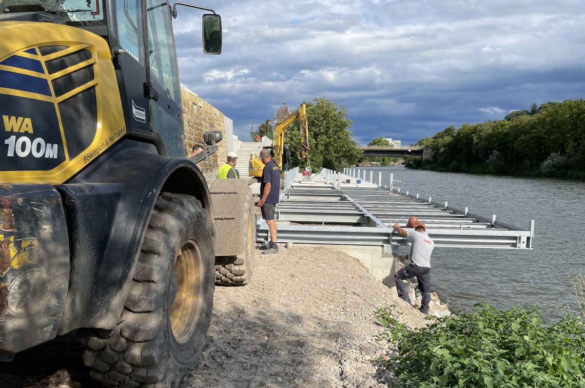 Stadtbalkon Stadtbalkon ragt über Neckar