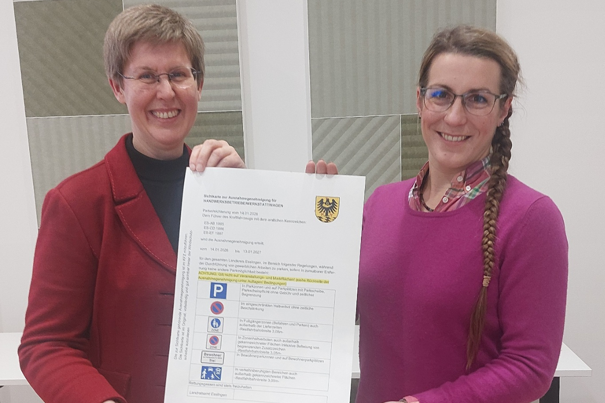 Brigitte Länge und Christine Clement-Wiegand mit dem Handwerkerparkausweis