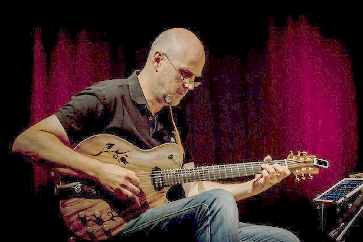 Portraitfoto Günter Weiß mit Gitarre