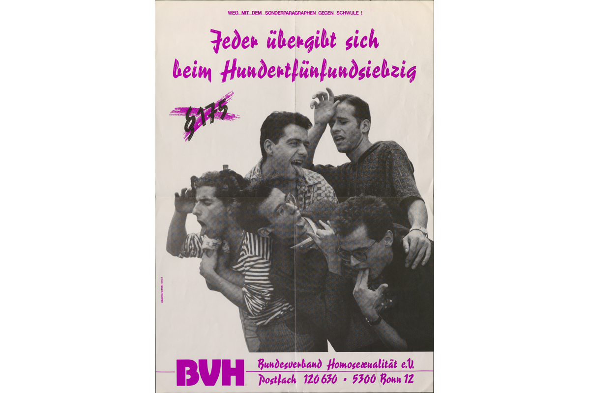 Plakat mit einem Foto von fünf Männern, die übertrieben vortäuschen, sich zu übergeben. Beschriftung unter anderem mit dem Titel: "Jeder übergibt sich beim Hundertfünfundsiebzig."