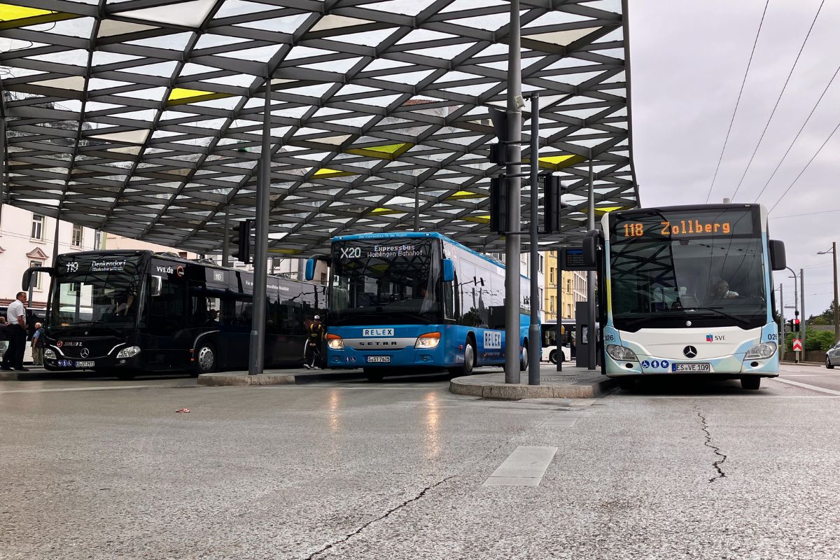 ZOB Esslingen Fahrbahn des ZOB, im Hintergrund drei Busse und das Dach