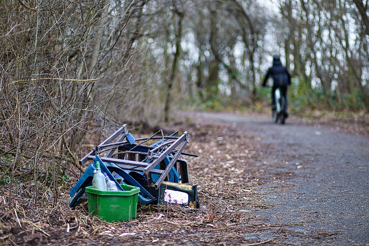 Sperrmüll Wild abgelegter Sperrmüll am Rand eines Radweges.