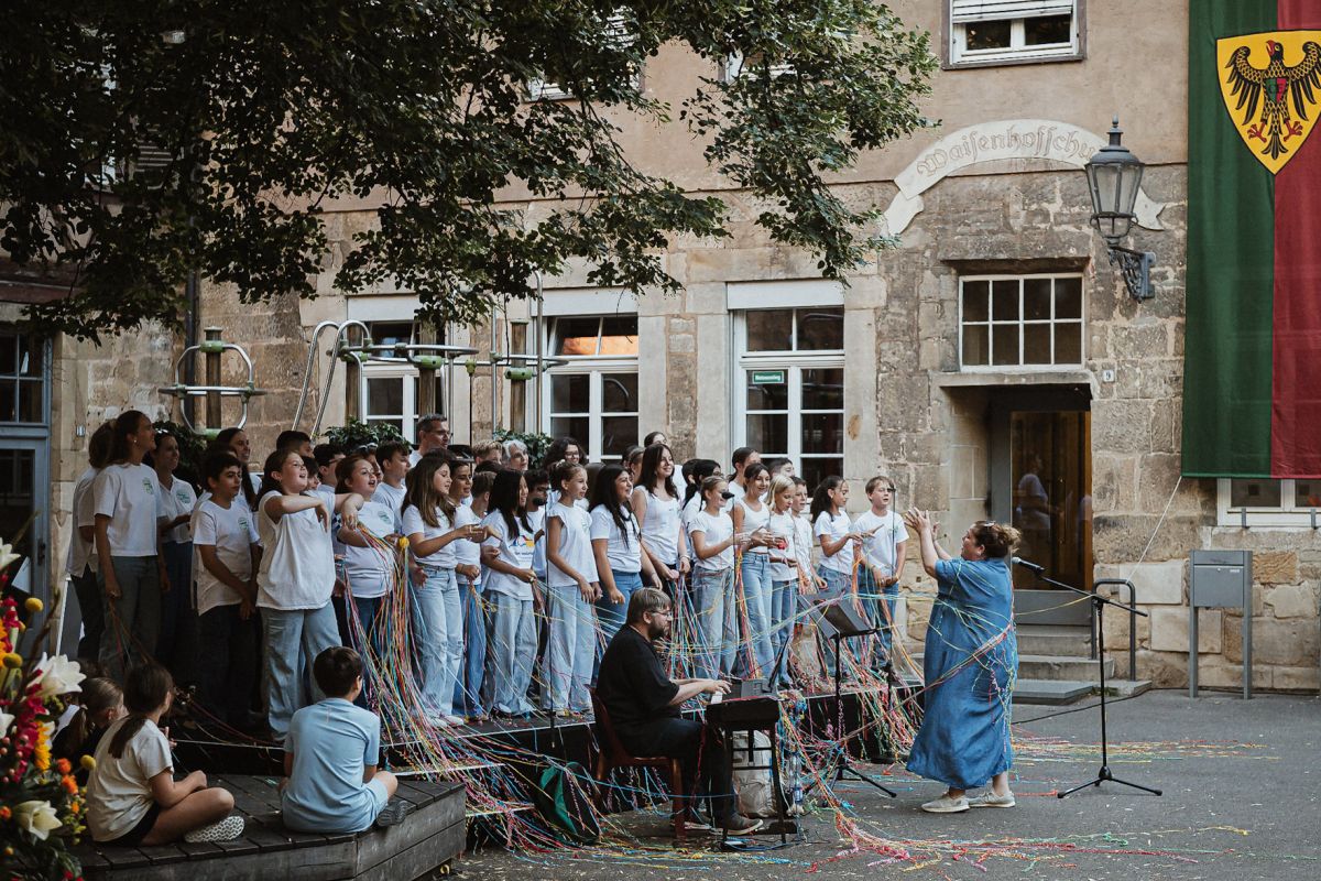 Kinderchor singt vor historischer Kulisse im Schwörhof.