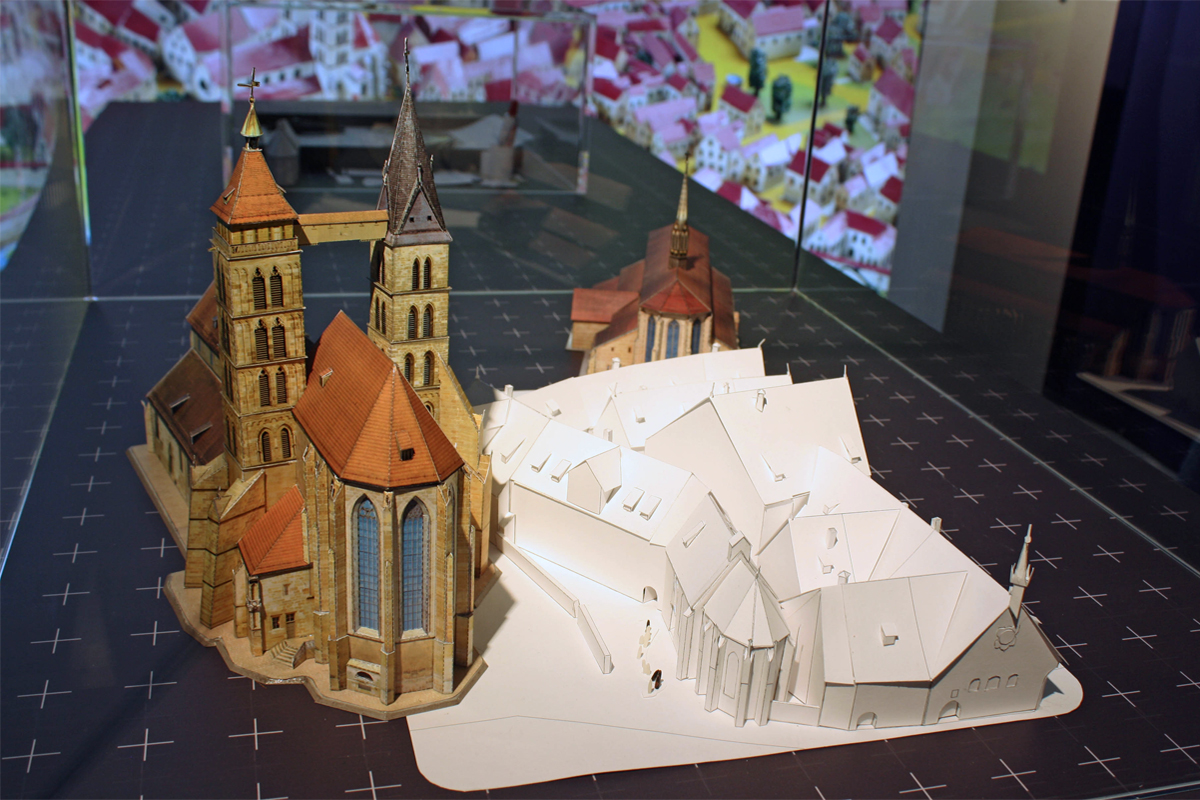 Papiermodell eines mittelalterlichen Gebäudekomplexes.