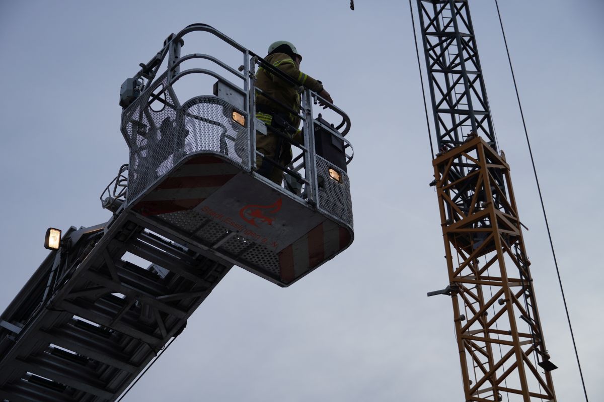 Ausgefahrene Drehleiter mit Feuerwehrmann im Korb