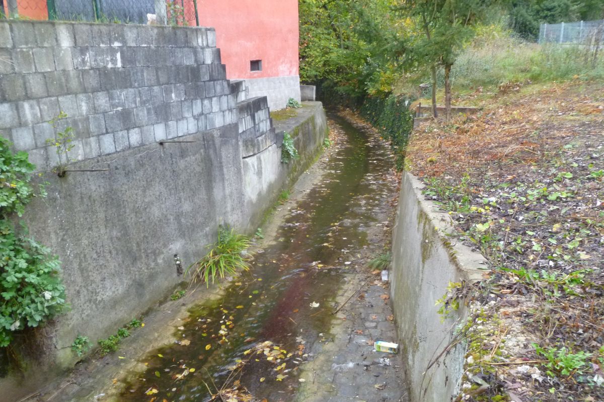 Hainbach vor der Renaturierung im Abschnitt Kennenburger Straße