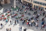 Das Publikum des Glockenspiel-Festivals auf dem Rathausplatz, Luftbild