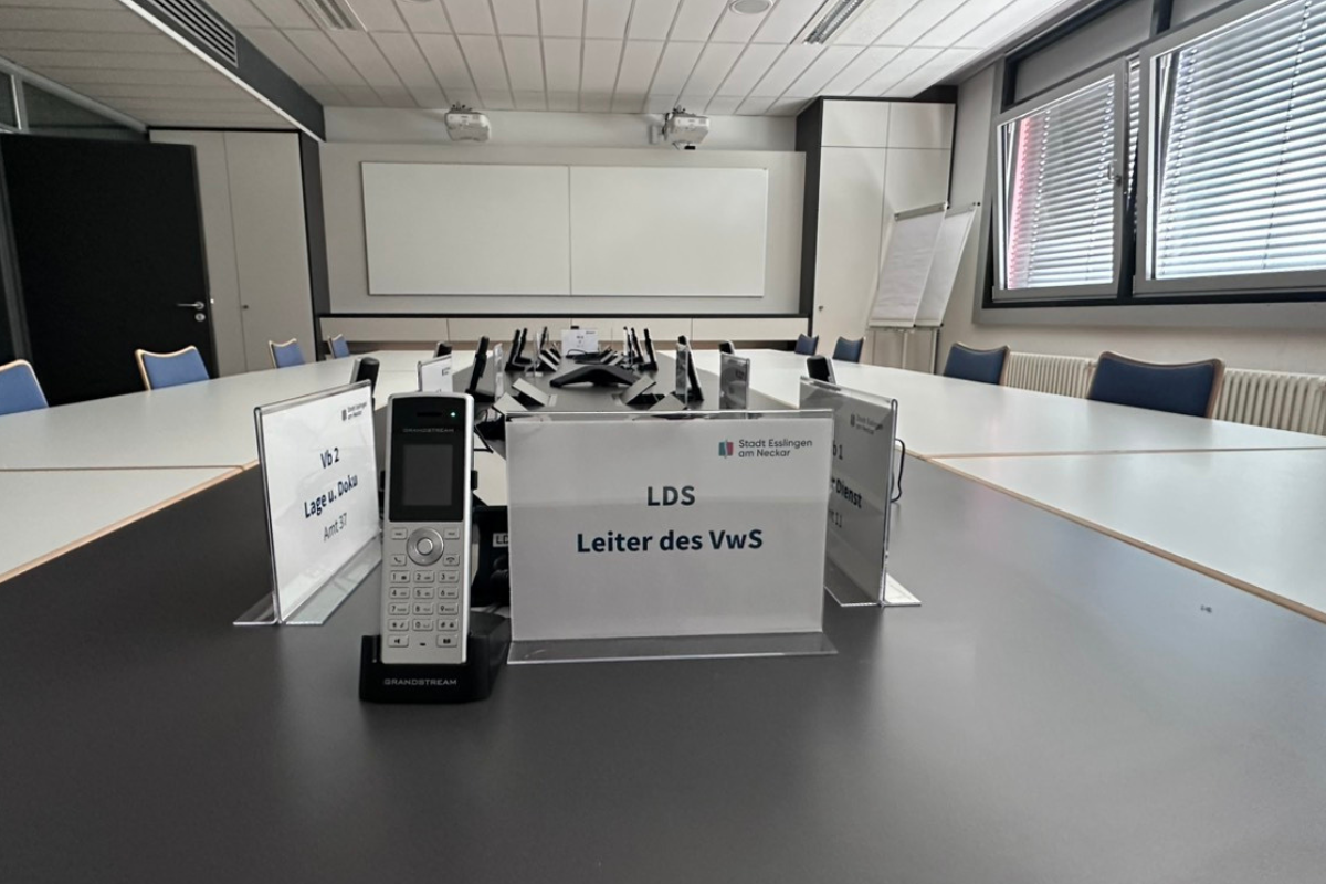 Verwaltungsstab Die Ruhe vor dem Sturm im Verwaltungsstaab, leere Stühle, Schilder und Telefone.