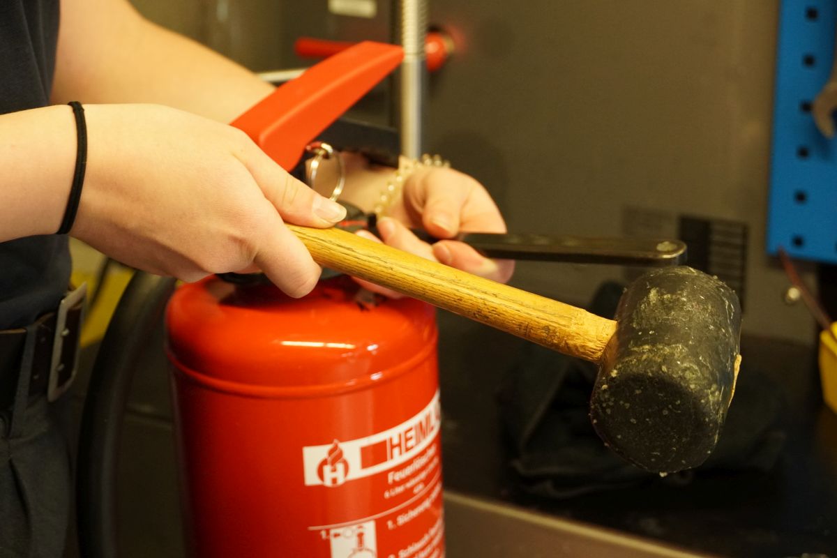 Arbeiten in der Feuerlöscherwerkstatt