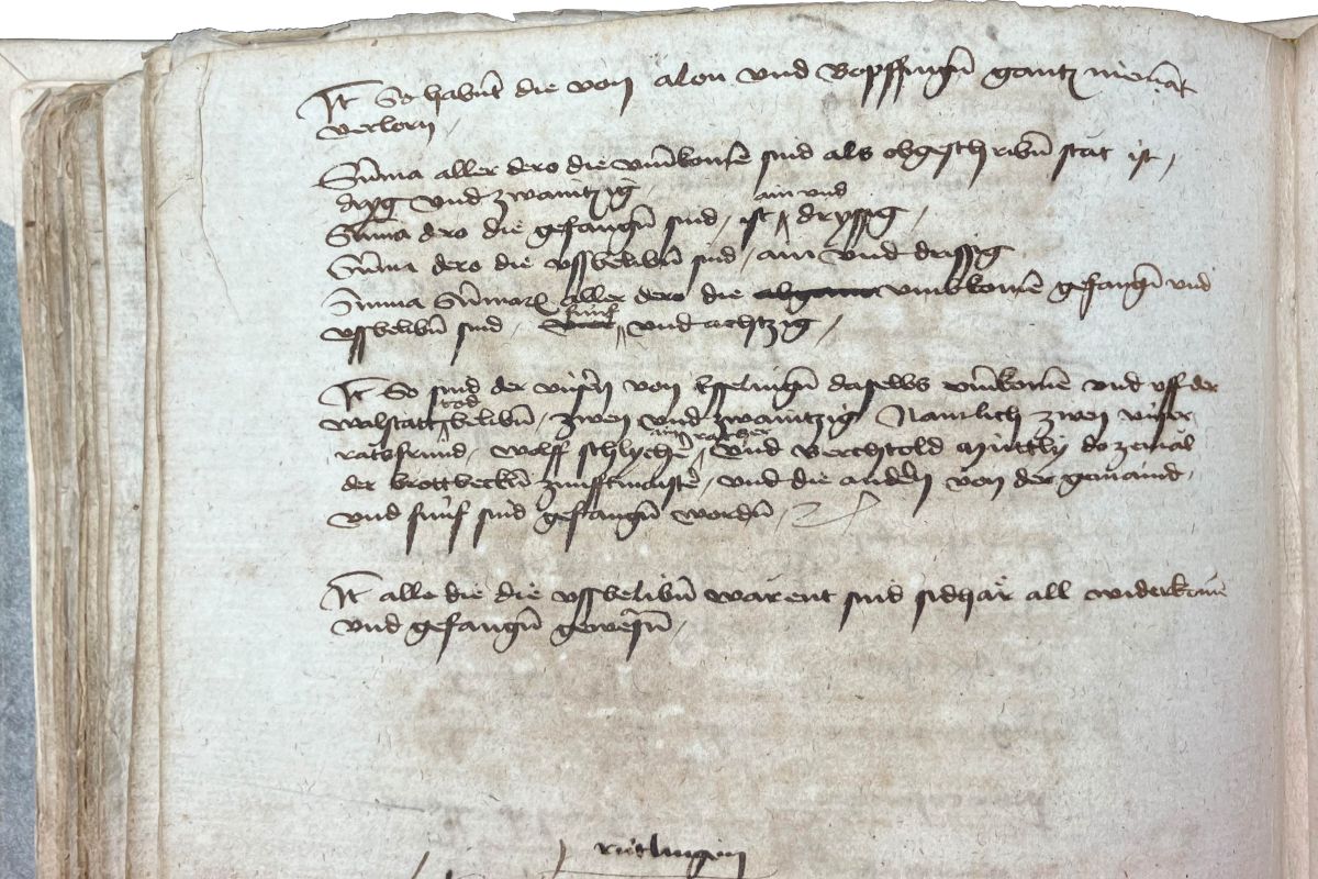 Blick in ein dickes altes Buch mit handschriftlichen Einträgen.