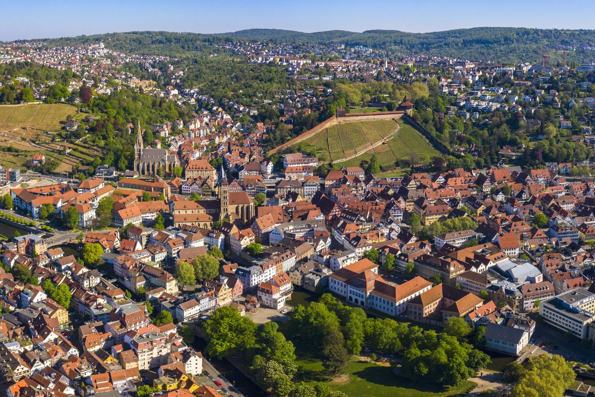 Blick aus der Luft auf die Esslinger Altstadt, im Hintergrund die Burg und Stadtteile auf dem Berg