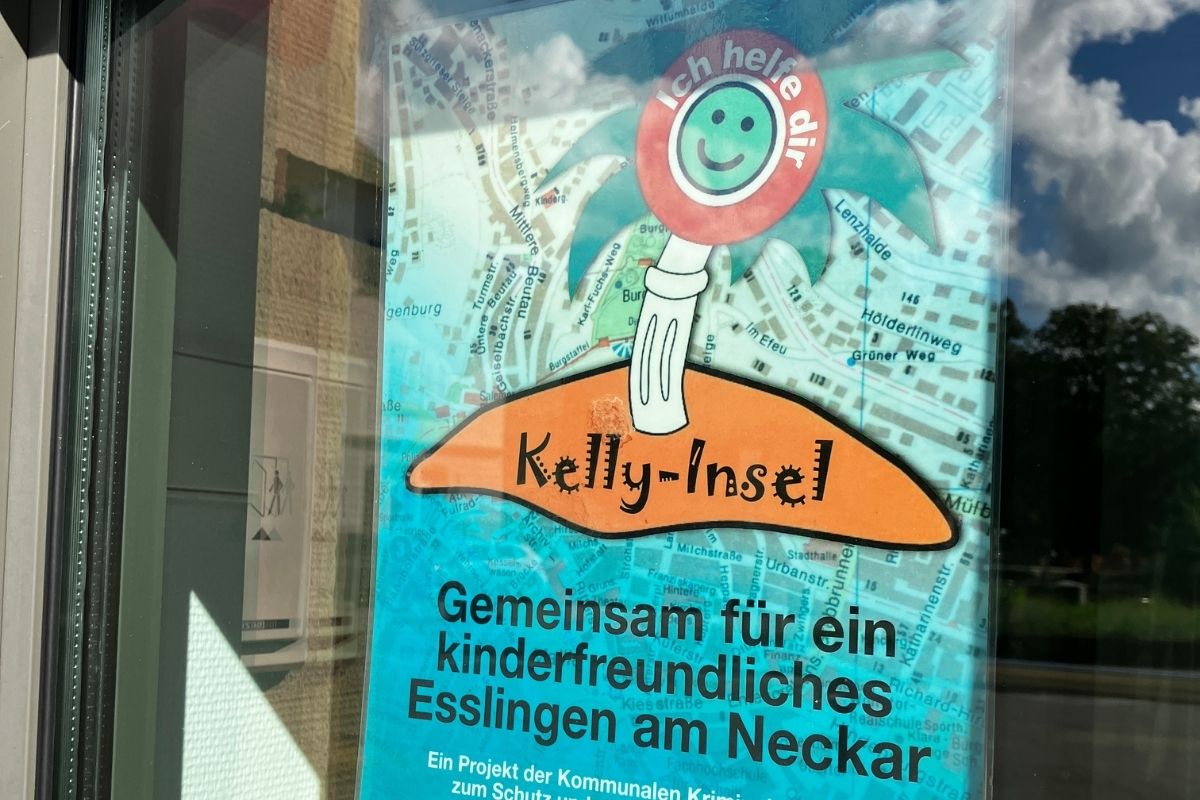 Schild der Kelly-Insel in einem Schaufenster Kelly Insel Schild