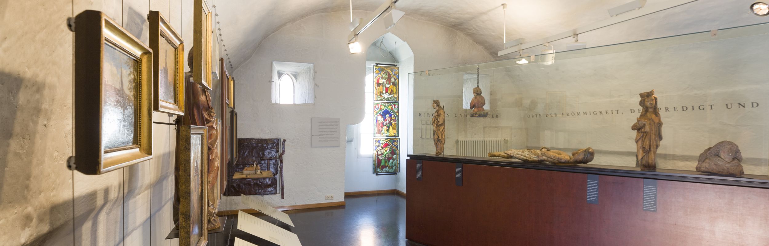 Sehr alte Bücher in einem Bücherregal