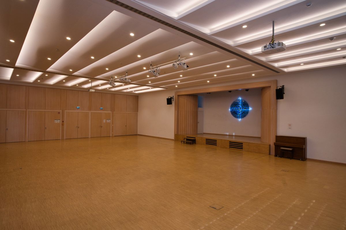 Großer Saal mit verstellbaren Bühnenelementen
