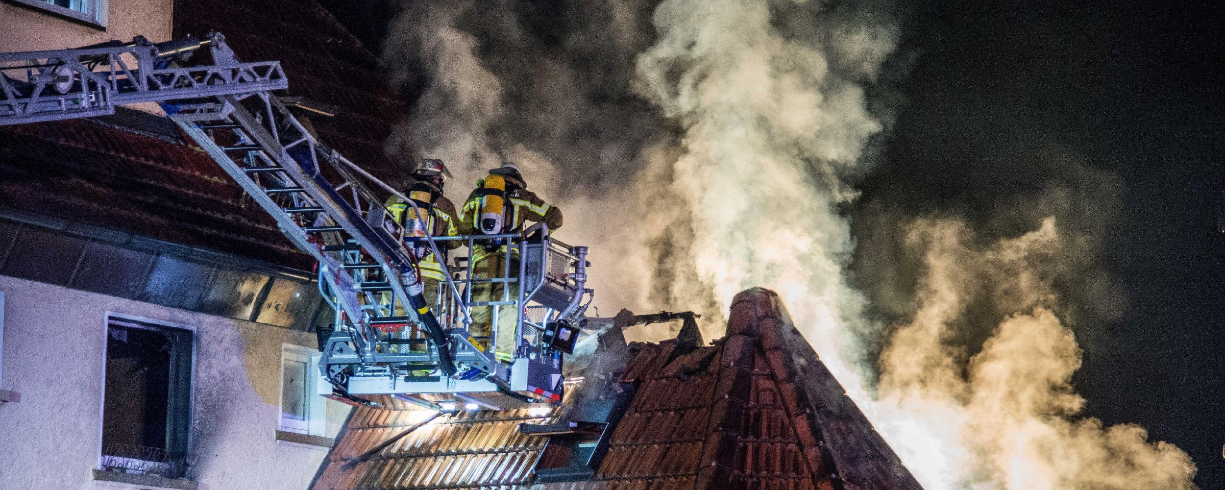 Titelbild Feuerwehr ©Feuerwehr Esslingen a.N. Drehleitereinsatz bei Dachstuhlbrand