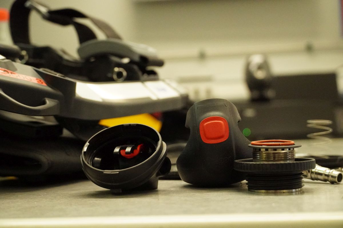 Wartung in der zentralen Atemschutzwerkstatt