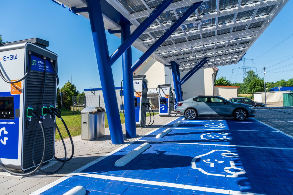 Ladestation für Elektroautos Fünf überdachte Parkplätze mit Ladesäulen für Elektroautos
