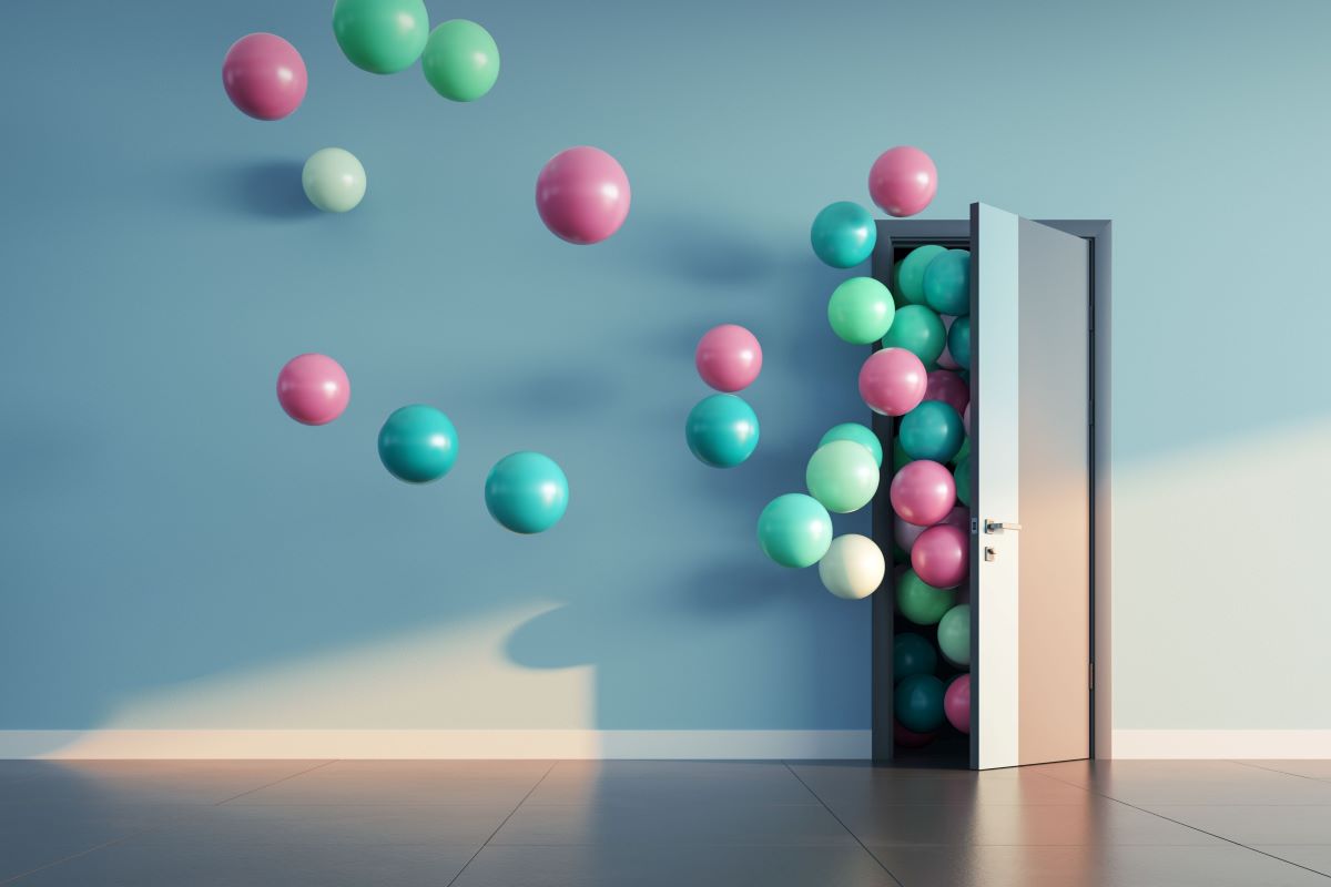 Farbige Ballons fliegen durch ein geöffneter Tür