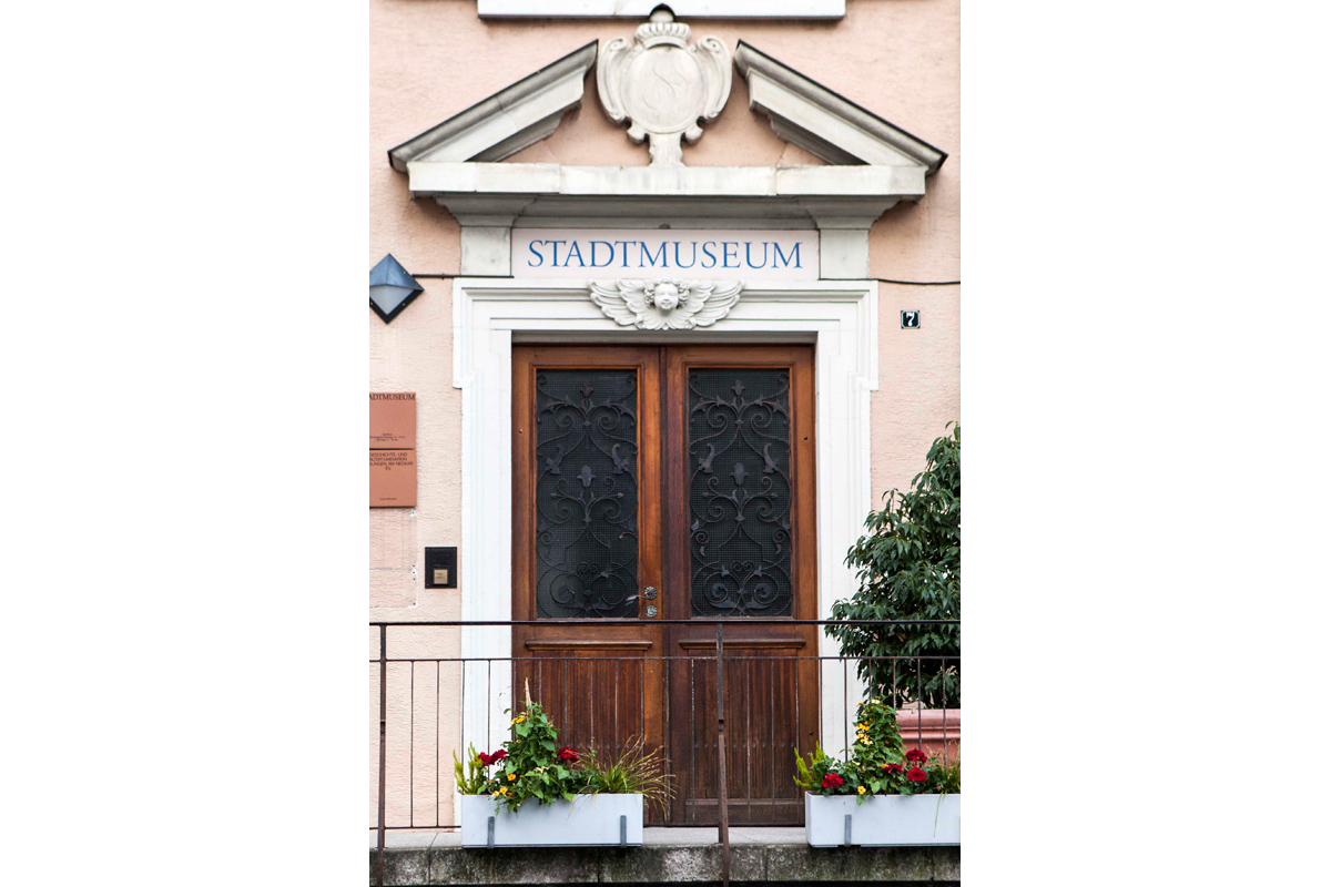 Geschlossene Türe. Geschlossene Türe des Stadtmuseums im Gelben Haus.