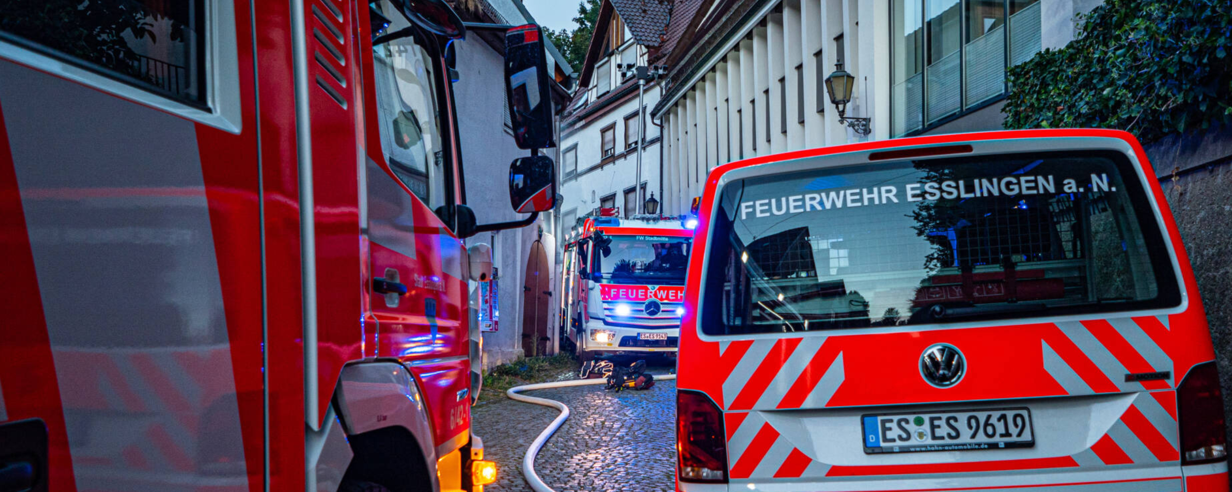Feuerwehrleute vor Feuerwehrfahrzeug
