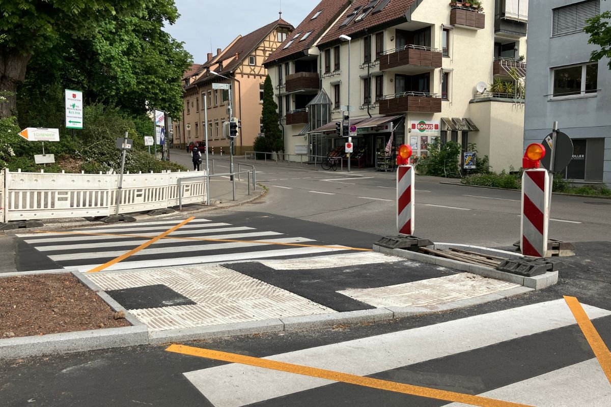 Zebrastreifen der Kelterstraße in der Einmündung Sulzgrieser Straße