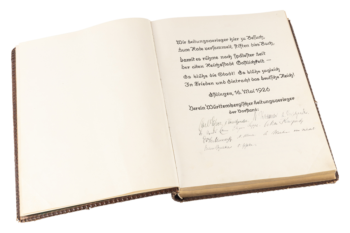 Goldenes Buch der Stadt,1926-45, Titelseite Großes, aufgeschlagenes Buch, auf der rechten Seite die Widmung von Hand in repräsentativer Druckschrift.