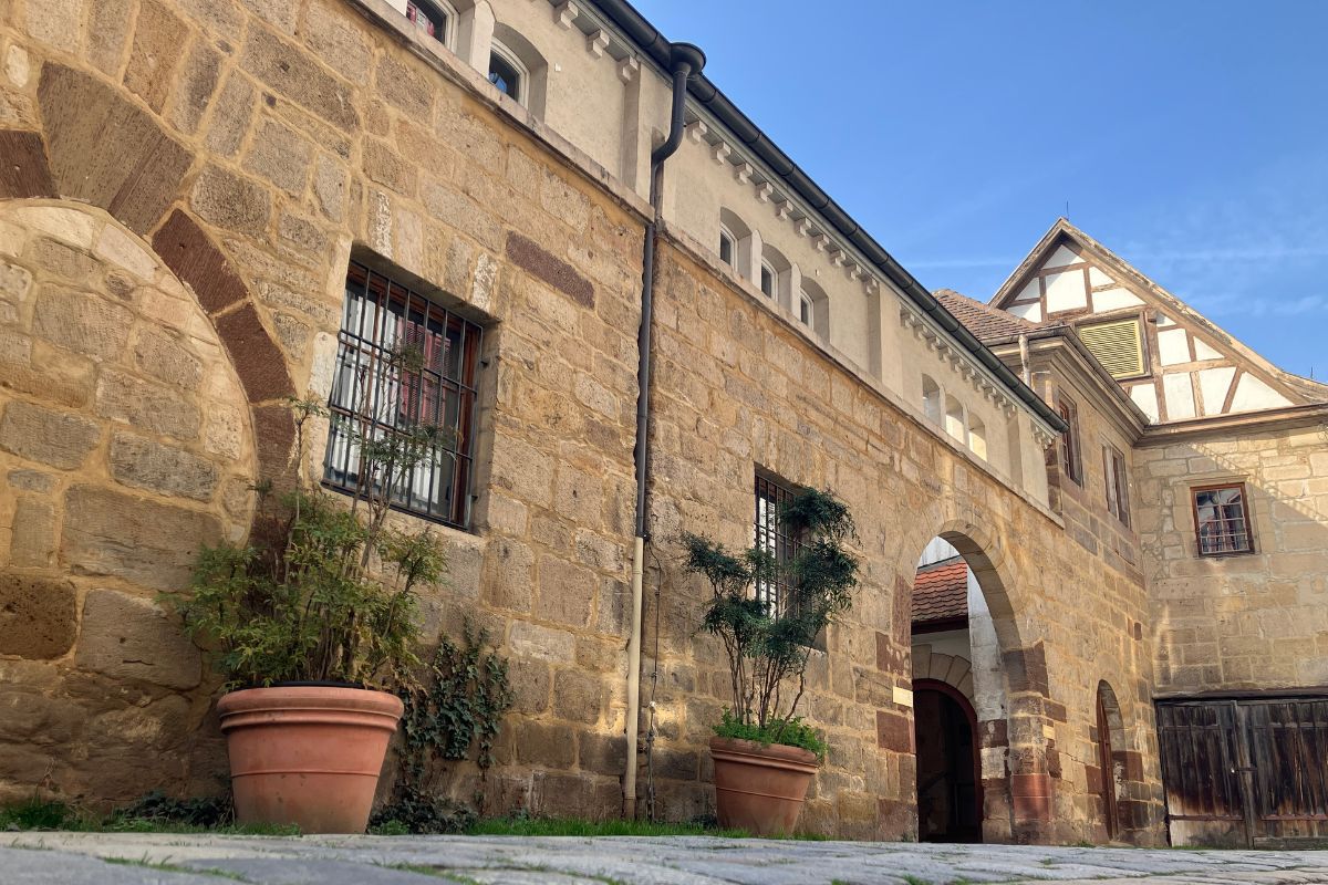Bisheriger Standort der Stadtbibliothek von der Webergasse aus