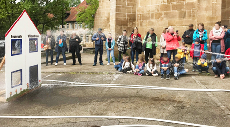 Wasser marsch! Der Wasserstrahl löscht das Feuer, das heißt, im Modell verschwindet das gemalte Feuer.