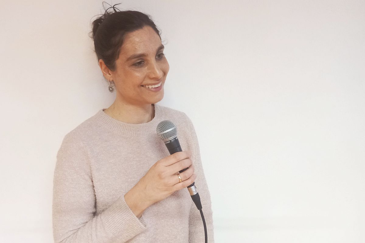 Adina Kolb Portraitfoto Adina Kolb mit Mikrophon in der Hand