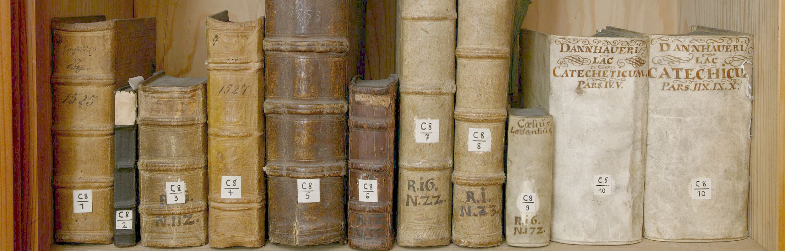 Bücher Sehr alte Bücher in einem Bücherregal