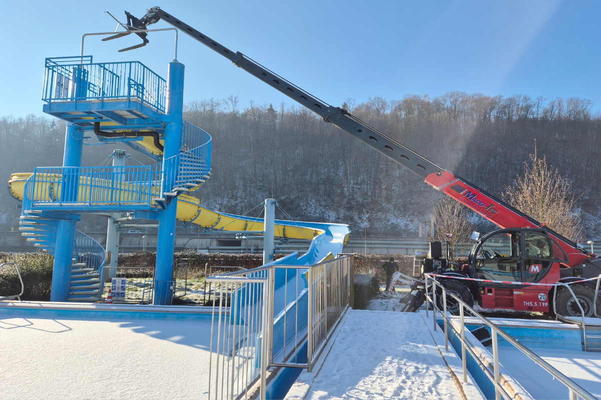 Abbau der Rutsche im Neckarfreibad Abbau der Rutsche im Neckarfreibad