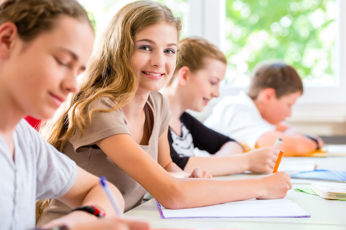 Schülerinnen und Schüler bei der Arbeit
