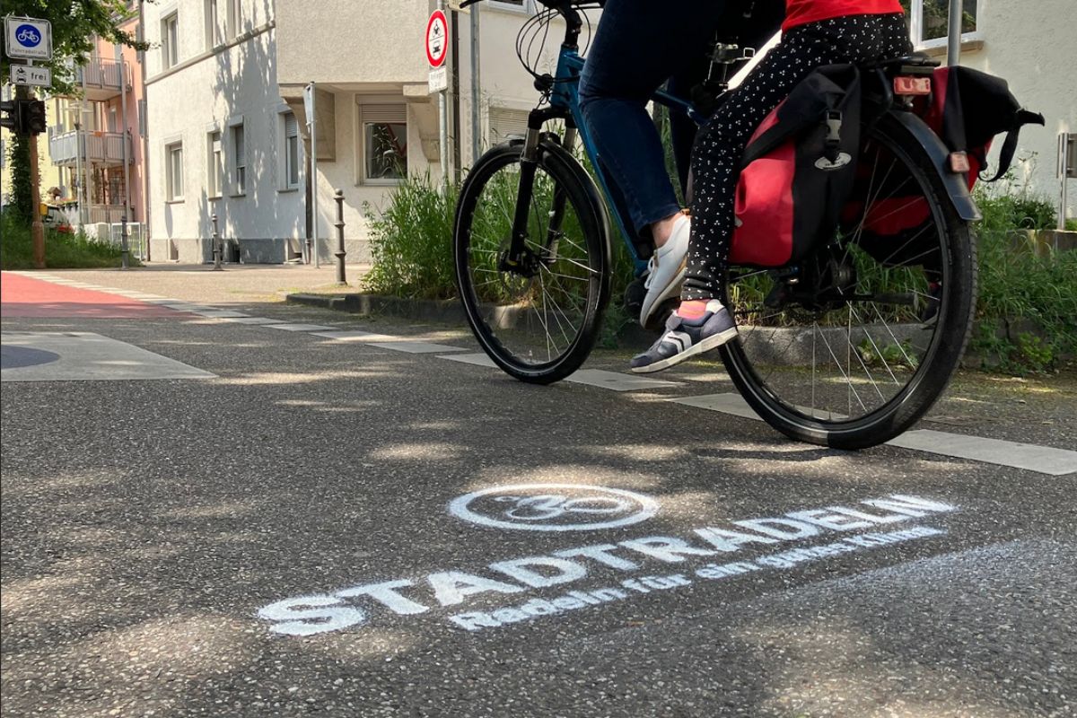Person auf Fahrrad fährt die Fahrradstraße entlang