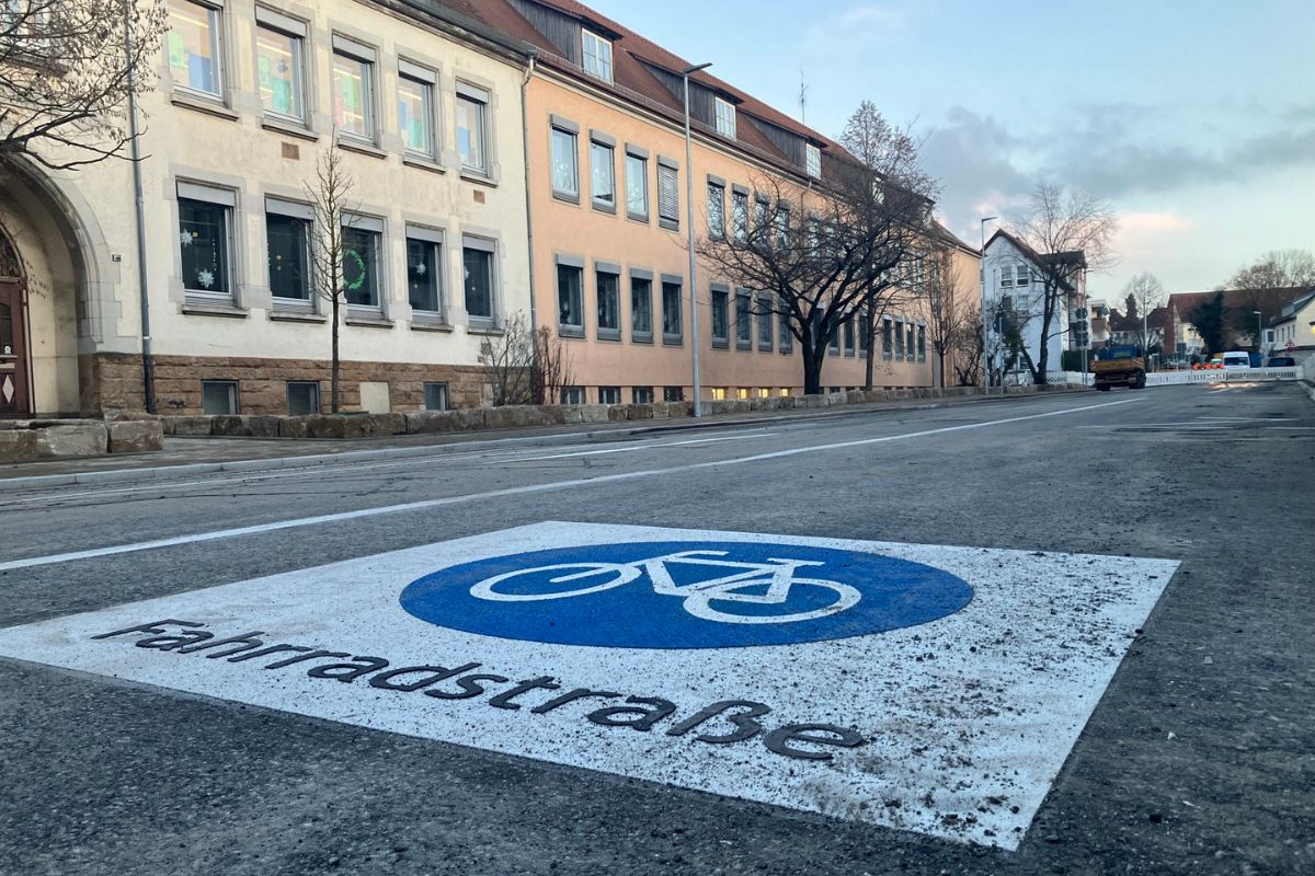 Hindenburgstraße Hindenburgstraße mit einer Kennzeichnung als Fahrradstraße auf dem Asphalt