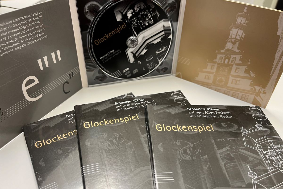 Glockenspiel-CD "Besondere Klänge auf dem Alten Rathaus in Esslingen am Neckar" CD in aufgeschlagener Triptychon-CD-Hülle, drei verpackte CDs in schwarzem Cover mit der Aufschrift Glockenspiel