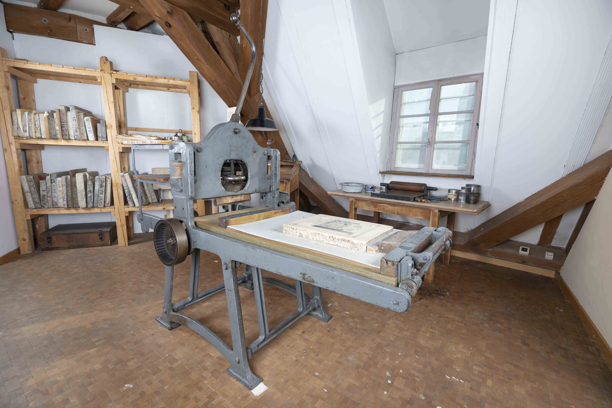 Ausstellungsraum mit historischer Lithgraphie-Presse.