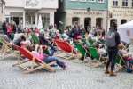 Das Publikum genießt das Glockenspiel-Festival in Liegestühlen auf dem Rathausplatz