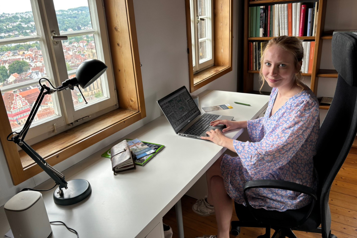 Liana Kraft Liana Kraft am Schreibtisch mit toller Aussicht auf Esslingen.