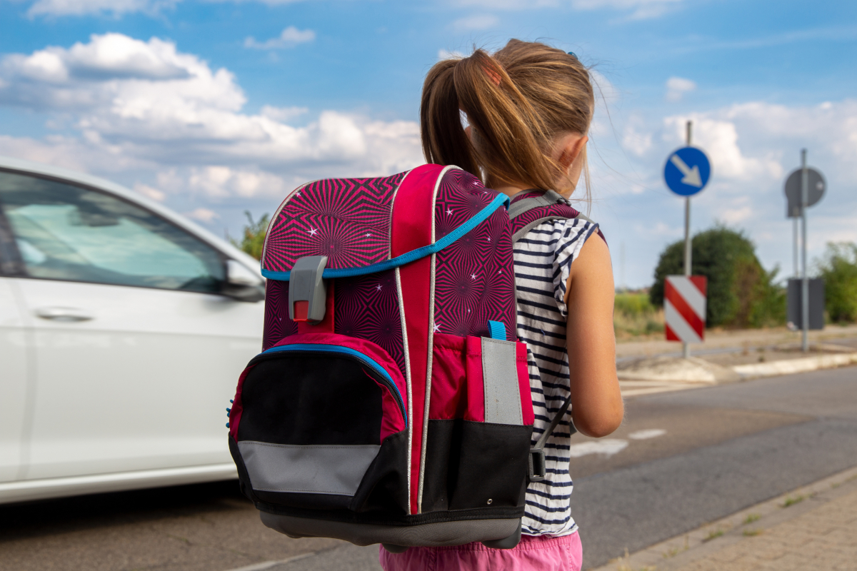 Schulweg Mädchen mit Rucksack auf dem Schulweg