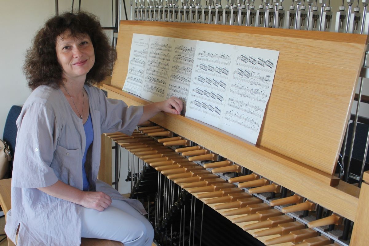 Portrait von Galina Elschaeva am Glockenspiel sitzend