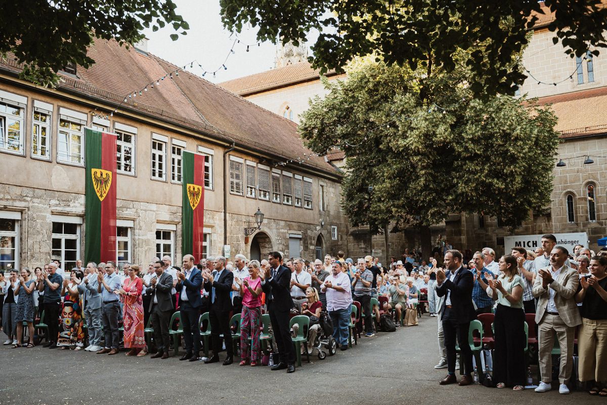 OB Matthias Klopfer und das Publikum klatschen mit