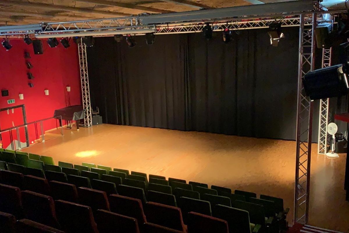 Saal Bühne und sitzplätze