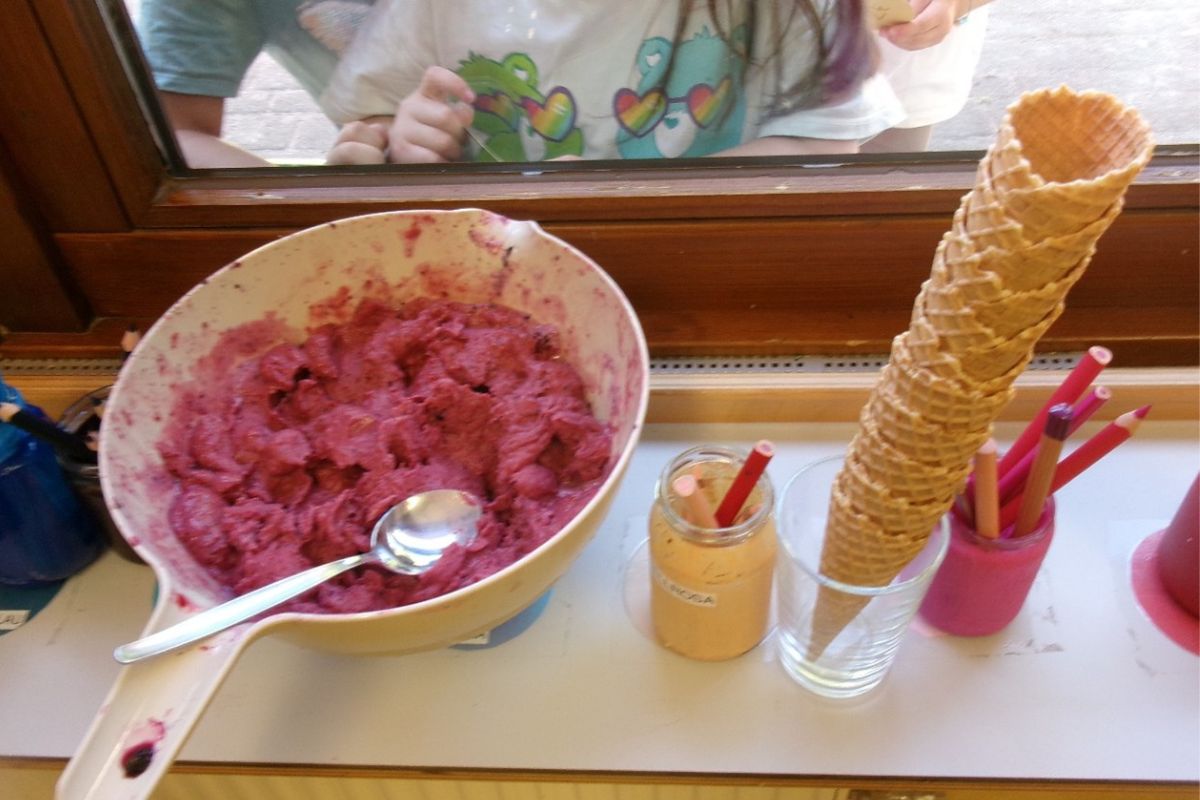 Selbstgemachtes Eis Selbstgemachtes Eis im Kindergarten Rüdern