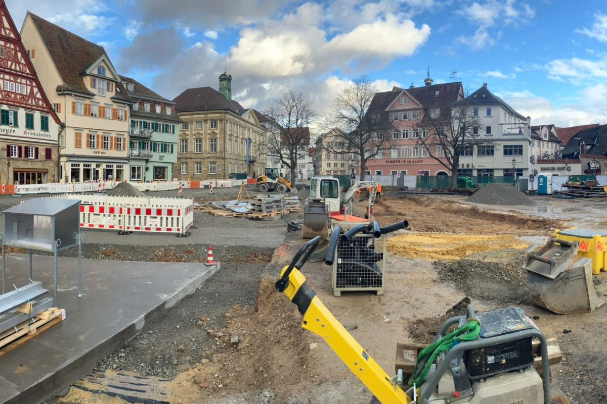 Blick auf die Baustelle mitten auf dem Marktplatz, im Hintergrund das Neue Rathaus